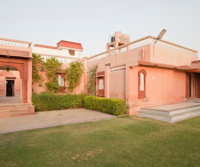 https://imgcld.yatra.com/ytimages/image/upload/t_hotel_yatra_city_desktop/v1390461291/Domestic Hotels/Hotels_Bikaner/Hotel Padmini Niwas/Facade~718.jpg